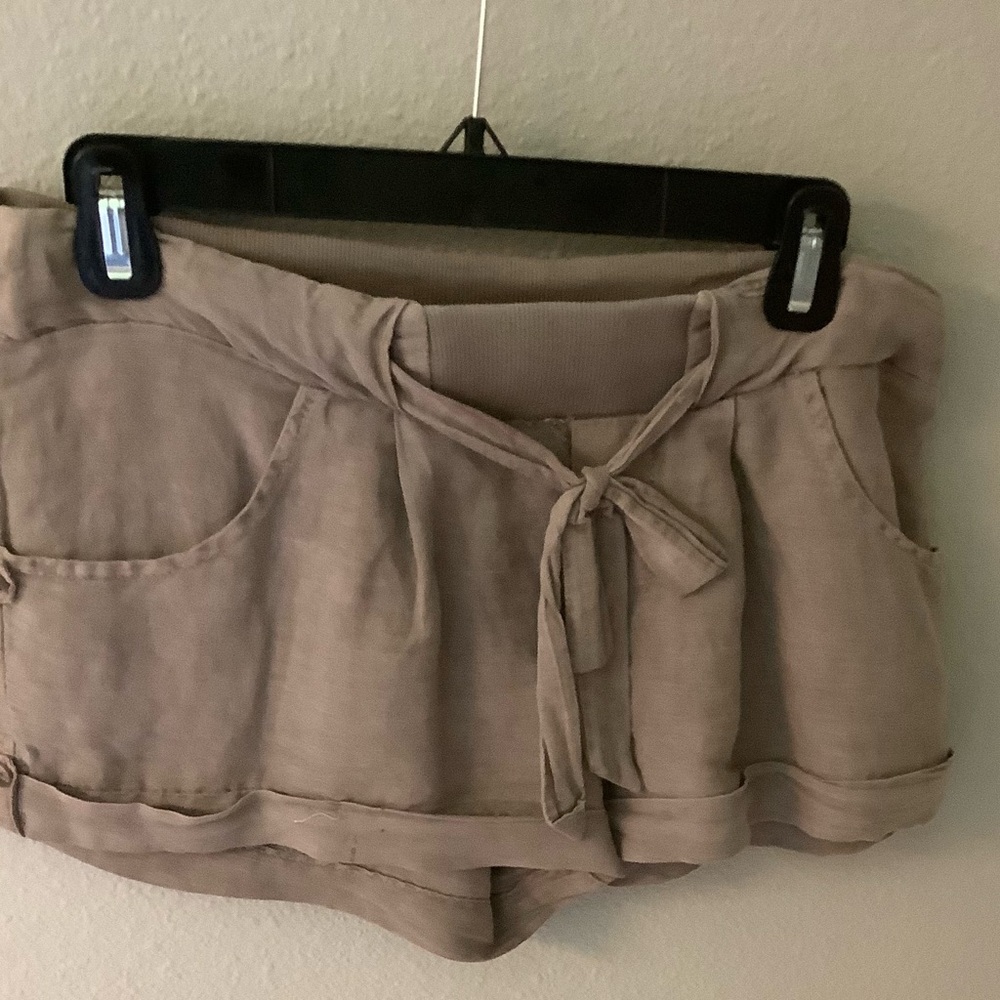 Splendid Tan Linen / cotton blenf Shorts with elastic waistband